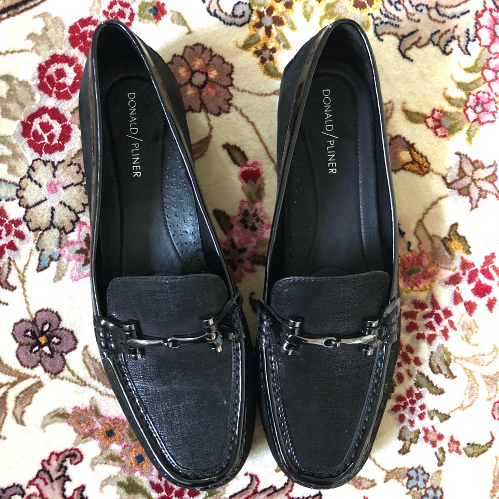 Donald Pliner black flats